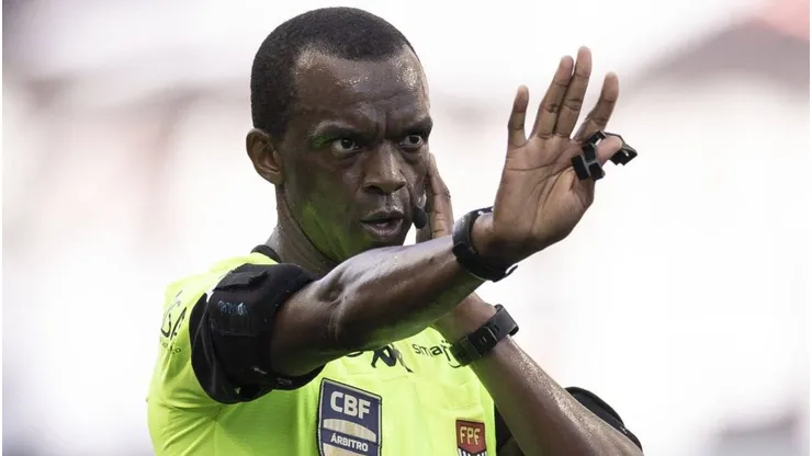 O árbitro Luiz Flávio de Oliveira durante partida entre Corinthians e Portuguesa, na Neo Química Arena, pelo Campeonato Paulista, no dia 11/02/2024. Foto: Marco Galvão