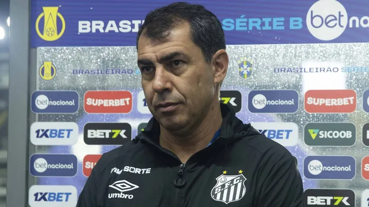 Fábio Carille em entrevista no jogo entre Santos e Ponte Preta, na Vila Belmiro, pela Série B do Campeonato Brasileiro, no dia 30/08/2024. Foto: Anderson Lira