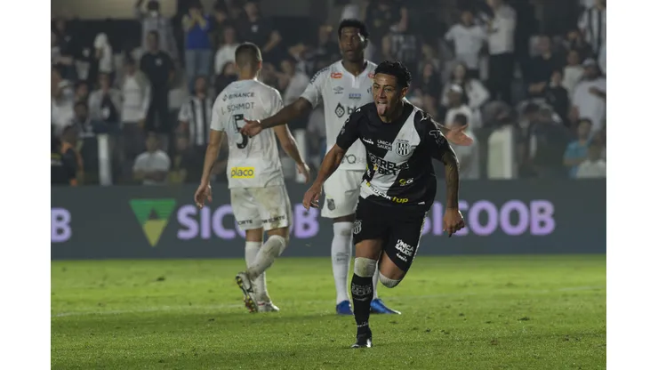 Dodo jogador do Ponte Preta comemora seu gol durante partida contra o Santos. Foto: Anderson Romao/AGIF