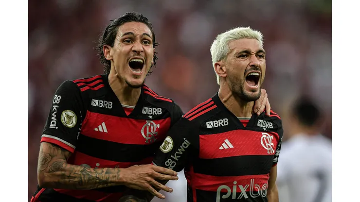 RJ - RIO DE JANEIRO - 28/07/2024 - BRASILEIRO A 2024, FLAMENGO X ATLETICO-GO - Arrascaeta jogador do Flamengo comemora seu gol com Pedro jogador da sua equipe durante partida contra o Atletico-GO no estadio Maracana pelo campeonato Brasileiro A 2024. Foto: Thiago Ribeiro/AGIF