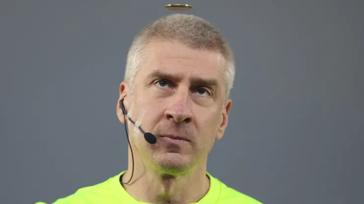 RIO DE JANEIRO, BRAZIL - AUGUST 10: Referee Anderson Daronco during coin toss before a Brasileirao 2024 match between Vasco and Fluminense at Estadio Olimpico Nilton Santos on August 10, 2024 in Rio de Janeiro, Brazil. (Photo by Lucas Figueiredo/Getty Images)