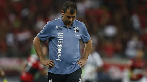 RIO DE JANEIRO, BRAZIL - DECEMBER 06: Fabio Carille coach of Santos reacts during a match between Flamengo and Santos as part of Brasileirao 2021 at at Maracana Stadium on December 6, 2021 in Rio de Janeiro, Brazil. (Photo by Wagner Meier/Getty Images)