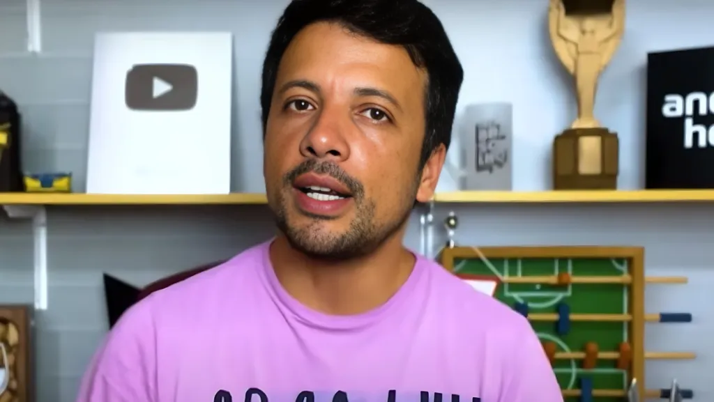 André Hernan apresentando programa - Foto: Reprodução/YouTube