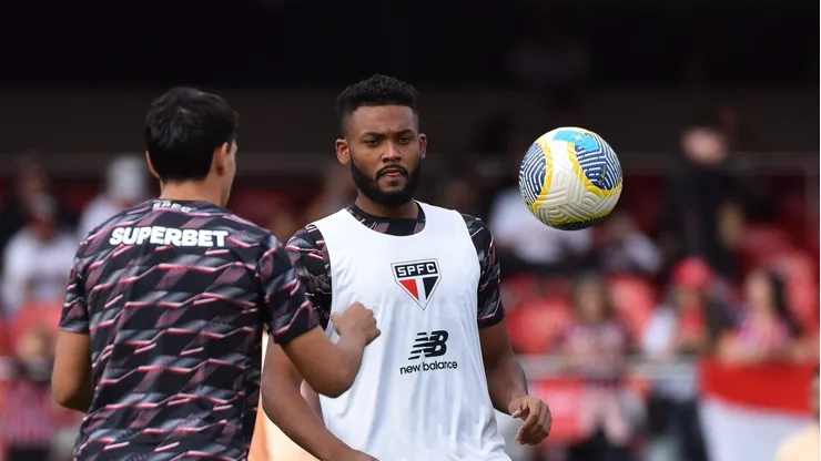 Sabino durante aquecimento do SPFC no Morumbis.