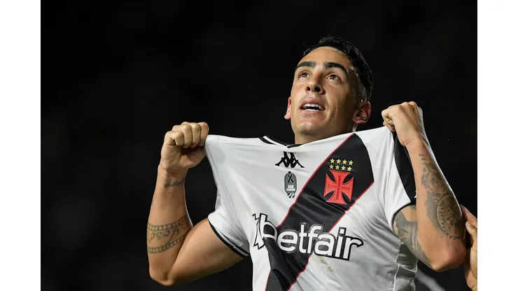 Puma Rodriguez jogador do Vasco comemora seu gol durante partida contra o Athletico-PR. Foto: Thiago Ribeiro/AGIF
