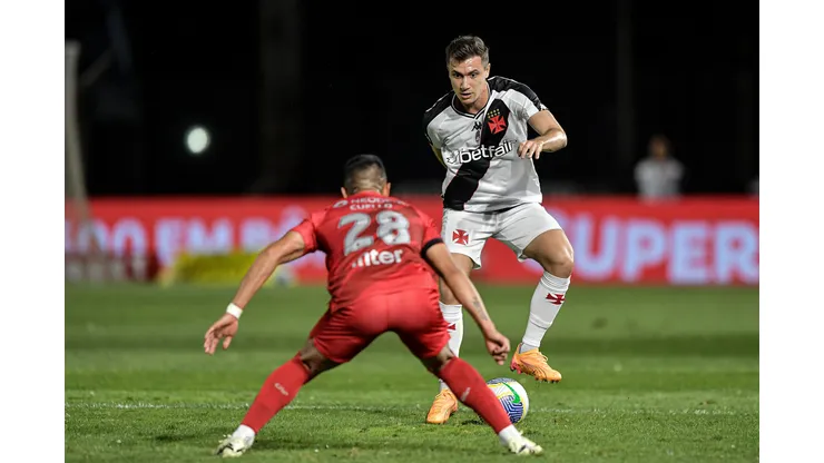 RJ - RIO DE JANEIRO - 29/08/2024 - BRASILEIRO A 2024, VASCO X ATHLETICO-PR - Lucas Piton jogador do Vasco durante partida contra o Athletico-PR no estadio Sao Januario pelo campeonato Brasileiro A 2024. Foto: Thiago Ribeiro/AGIF