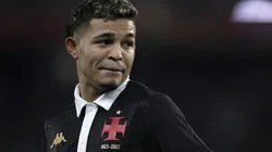 Vasco vai ao mercado e busca substituto de Adson