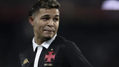 Vasco vai ao mercado e busca substituto de Adson