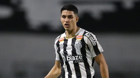 Jair Cunha em ação pelo Santos – Foto: Marlon Costa/AGIF