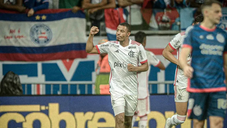 Nicolas De La Cruz jogador do Flamengo comemora seu gol com jogadores do seu time durante partida contra o Bahia no estadio Arena Fonte Nova pelo campeonato Copa Do Brasil 2024.