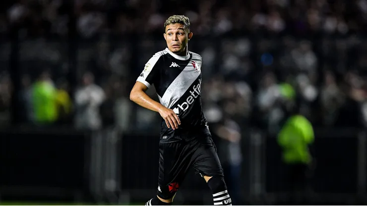 Adson jogador do Vasco durante partida contra o Corinthians no estadio Sao Januario pelo campeonato Brasileiro A 2024