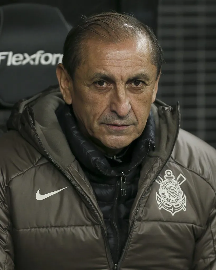 SAO PAULO, BRAZIL – AUGUST 10: Head coach Ramon Diaz of Corinthians looks on from the bench during the Brasileirao 2024 match between Corinthians and Red Bull Bragantino at Neo Quimica Arena on August 10, 2024 in Sao Paulo, Brazil. (Photo by Ricardo Moreira/Getty Images)