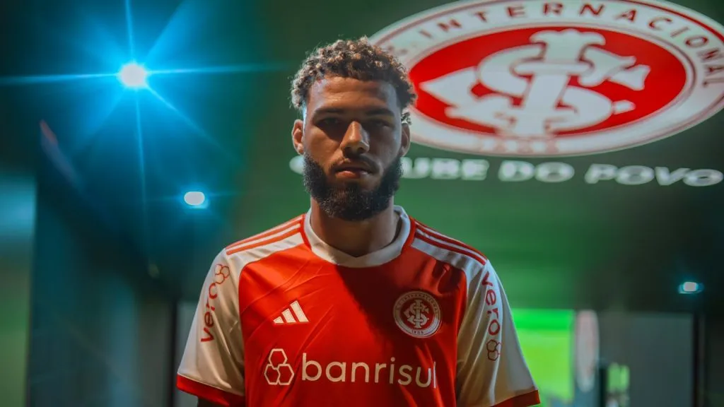 Nathan com a camisa do Internacional. Divulgação/Internacional.