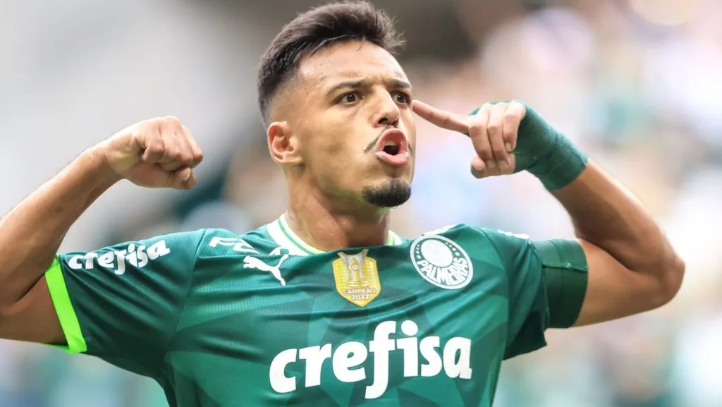 Gabriel Menino fazendo 'muque' após gol pelo Palmeiras - Foto: Marcello Zambrana/AGIF