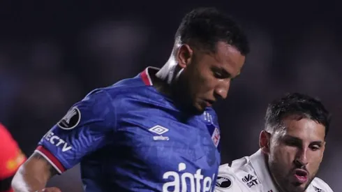 SP - SAO PAULO - 22/08/2024 - COPA LIBERTADORES 2024, SAO PAULO X NACIONAL (URU) - Calleri jogador do Sao Paulo disputa lance com Izquierdo jogador do Nacional (URU) durante partida no estadio Morumbi pelo campeonato Copa Libertadores 2024. Foto: Ettore Chiereguini/AGIF