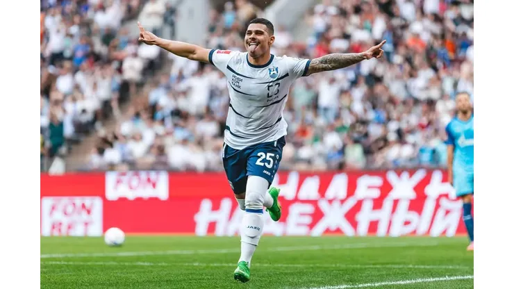 Alex Fernandes, ex-meia do Santos comemorando seu gol pelo clube russo Baltika Kaliningrad.