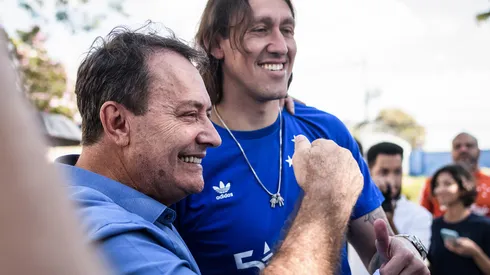 Pedrinho BH assinou com a Record em nome do Cruzeiro Foto: Gustavo Aleixo/Cruzeiro