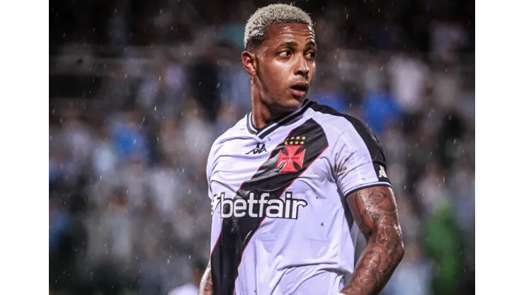 Vitória e Vasco medem forças na 25ª rodada.