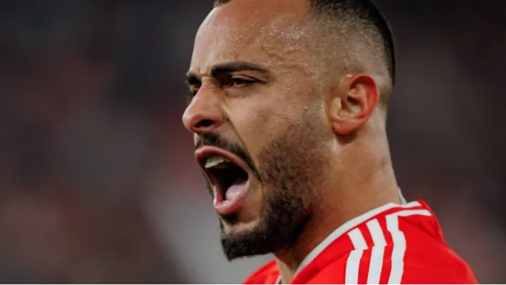 Arthur Cabral comemorando gol durante partida entre Benfica e Braga, no Estádio da Luz, pela Taça de Portugal, no dia 10/01/2024.