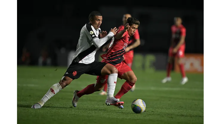 Mateus Cocão jogador do Vasco disputa lance com João Cruz jogador do Athletico-PR. Foto: Jorge Rodrigues/AGIF