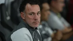 Gabriel Milito, treinador do Atlético Mineiro, observa o jogo contra o Botafogo pelo Brasileirao 2024 no Estádio Nilton Santos