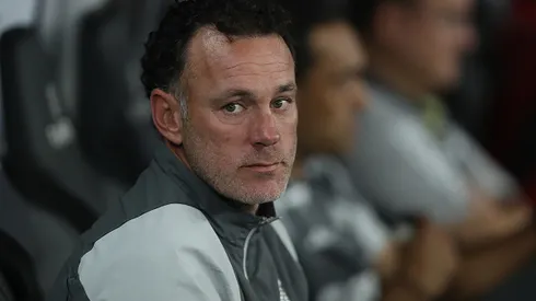 Gabriel Milito, treinador do Atlético Mineiro, observa o jogo contra o Botafogo pelo Brasileirao 2024 no Estádio Nilton Santos