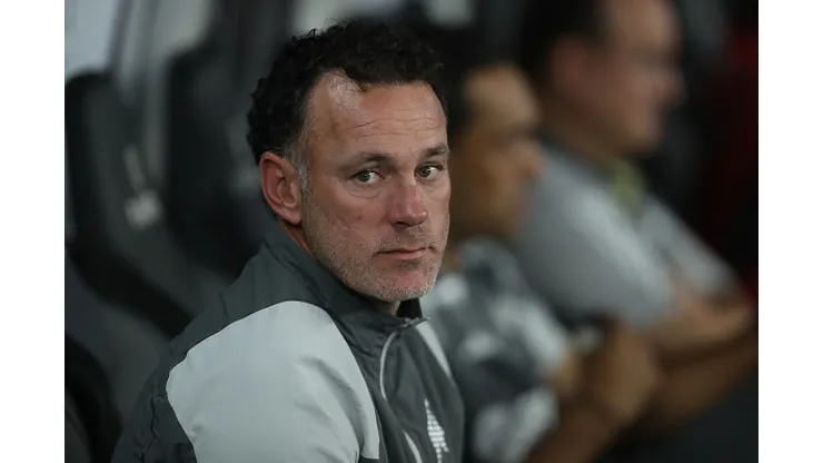 Gabriel Milito, treinador do Atlético Mineiro, observa o jogo contra o Botafogo pelo Brasileirao 2024 no Estádio Nilton Santos