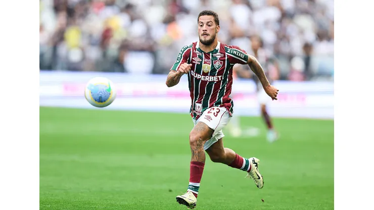 Guga do Fluminense controlando a bola durante partida contra o Corinthians no Brasileirao Series A -2024