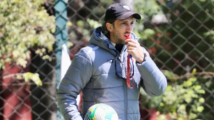 Técnico Zubeldía treina a equipe do São Paulo.