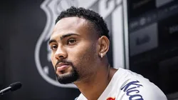 Wendel Silva sendo apresentado no Santos.