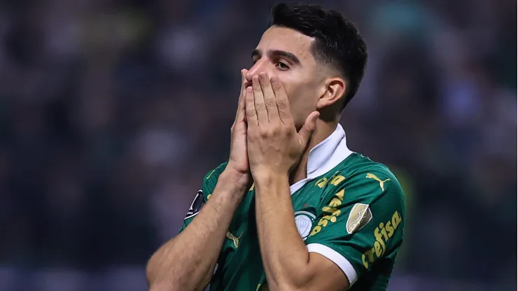 Flaco Lopez jogador do Palmeiras lamenta durante partida contra o Botafogo no estadio Arena Allianz Parque pelo campeonato Copa Libertadores 2024.
