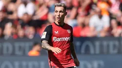 Alejandro Grimaldo pelo Bayer Leverkusen em partida da Bundesliga. (Photo by Christof Koepsel/Getty Images)