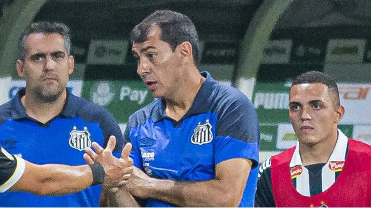 Carille durante jogo contra o Palmeiras. Técnico promove mudanças no Peixe.