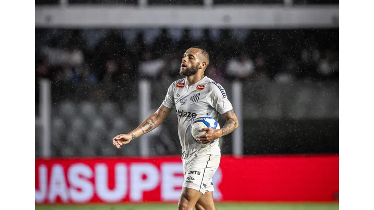 Santos e Ponte Preta se enfrentam na série B.