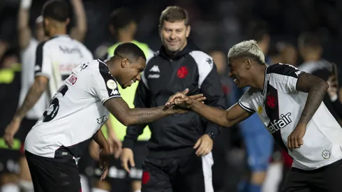 Emerson Rodríguez jogador do Vasco comemora vitoria com Leandrinho jogador da sua equipe durante partida contra o Athletico-PR no estadio Sao Januario pelo campeonato Brasileiro A 2024.