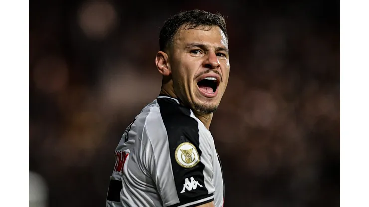 RJ - RIO DE JANEIRO - 03/07/2024 - BRASILEIRO A 2024, VASCO X FORTALEZA - Hugo Moura jogador do Vasco comemora gol durante partida contra o Fortaleza no estadio Sao Januario pelo campeonato Brasileiro A 2024. Foto: Thiago Ribeiro/AGIF