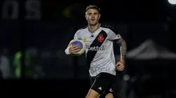 Centroavante durante a partida com o Athletico-PR