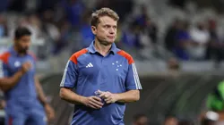 Treinador da Raposa durante jogo com Fluminense