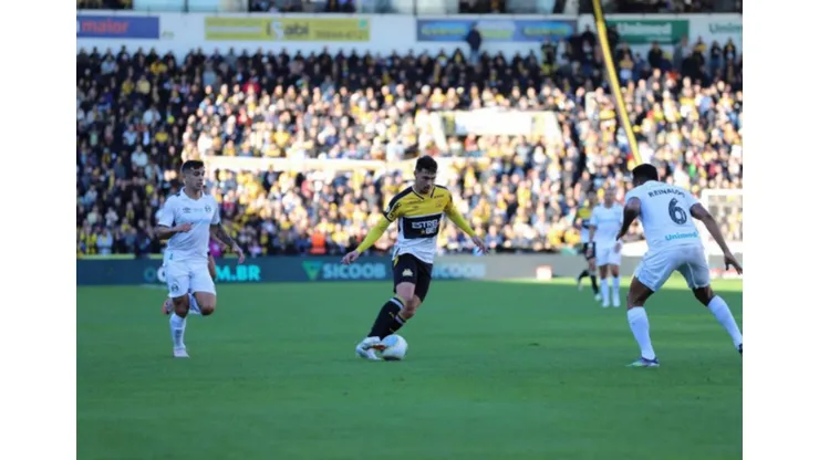 Criciúma e Bragantino duelam pela Série A.