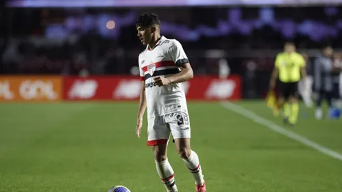 Jovem em partida contra o Vitória