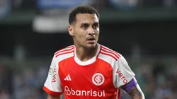 Alan Patrick com a camisa do Internacional
