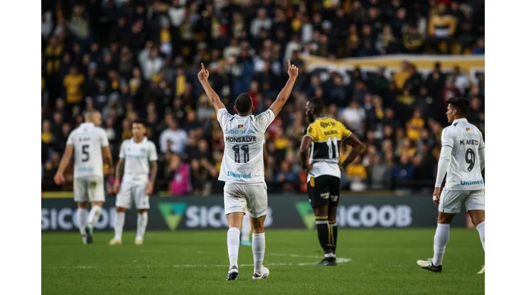 Monsalve, jogador do Gremio comemora seu gol durante partida contra o Criciuma no estadio Heriberto Hulse pelo campeonato Brasileiro A 2024