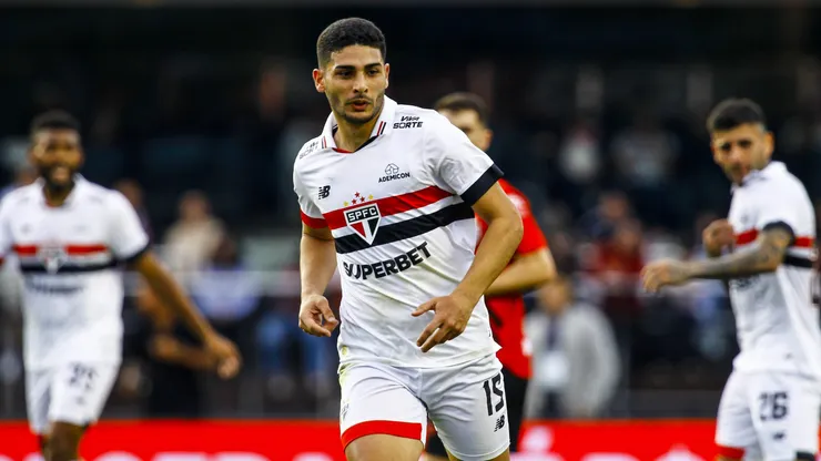 Uruguaio esteve entre os titulares contra o Vitória