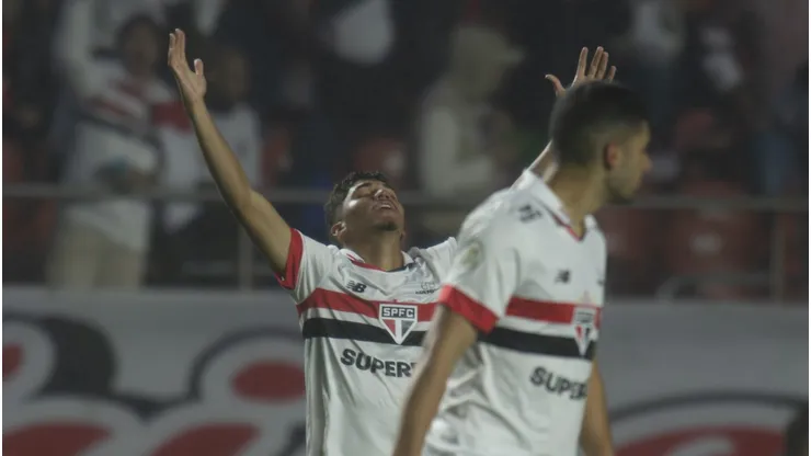 William comemora gol pelo São Paulo em partida diante do Vitória. Foto: Anderson Romao/AGIF