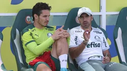 Raphael Veiga conversa com Abel em treino do Palmeiras