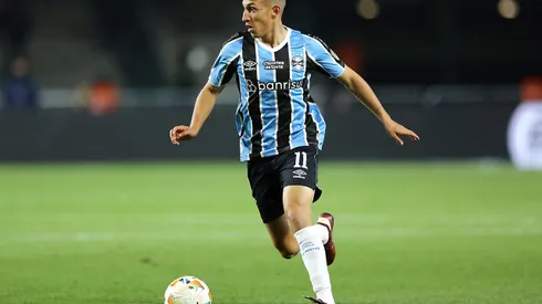 CURITIBA, BRAZIL - AUGUST 13: Miguel Monsalve of Gremio controls the ball during the Copa CONMEBOL Libertadores round of 16 first leg match between Gremio and Fluminense at Couto Pereira Stadium on August 13, 2024 in Curitiba, Brazil. (Photo by Heuler Andrey/Getty Images)