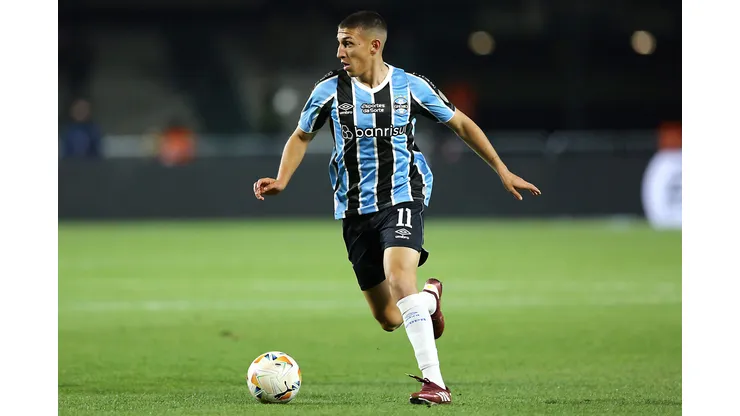 CURITIBA, BRAZIL - AUGUST 13: Miguel Monsalve of Gremio controls the ball during the Copa CONMEBOL Libertadores round of 16 first leg match between Gremio and Fluminense at Couto Pereira Stadium on August 13, 2024 in Curitiba, Brazil. (Photo by Heuler Andrey/Getty Images)
