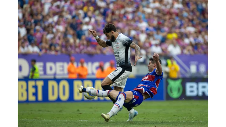 Kusevic jogador do Fortaleza disputa lance com Yuri Alberto jogador do Corinthians. Foto: Baggio Rodrigues/AGIF