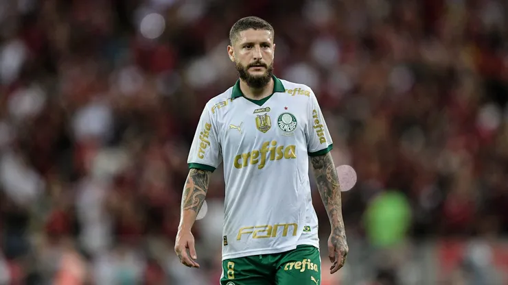 Volante Alviverde durante partida contra o Flamengo