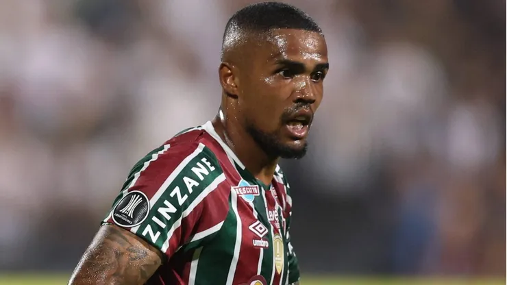 Douglas Costa não foi bem pelo Fluminense -Foto: Miguel Marrufo